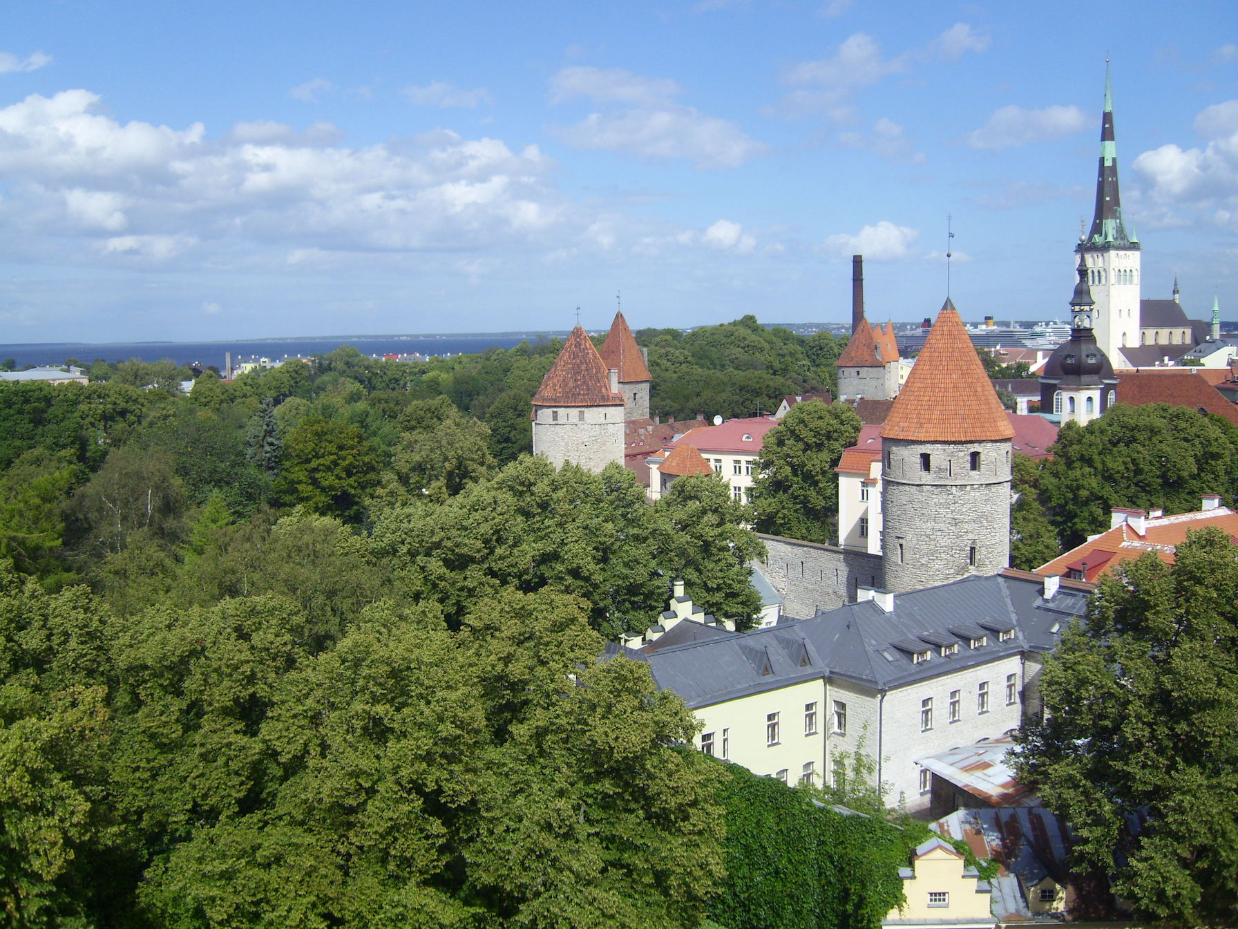 Wer viel Regatta segelt, kann schöne Städte entdecken. Die Altstadt von Tallinn gehört definitiv dazu.